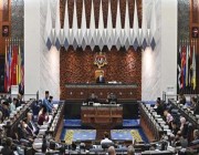 رئيس الوزراء الماليزي يحل البرلمان