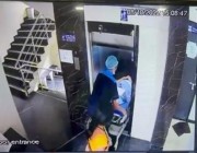 فيديو صادم.. مصعد بمستشفى يتحرك فجأة وكاد يشق مريضاً نصفين في الهند