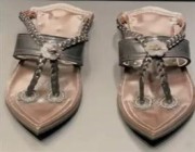 عرض نسخة طبق الأصل من حذاء النبي ﷺ بمركز “إثراء” (فيديو)