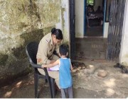 طفل هندي يشكو أمه للشرطة بسبب الشوكولاتة.. فيحصل على ترضية أكبر من الوزير (فيديو)