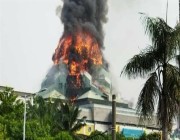 شاهد.. حريق ضخم يتسبب بانهيار قبة مسجد المركز الإسلامي في جاكرتا