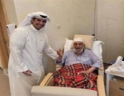 الكويت: وزير الإعلام يزور الفنان محمد المنيع بالمستشفى إثر تعرضه لوعكة صحية