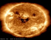 “الشمس تبتسم”.. “ناسا” تنشر صورة طريفة للشمس وتقدّم تفسيراً لها