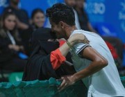 “بر الوالدين”.. فرحة لاعب التنس عمار الحقباني مع والدته بعد أول انتصار له في الألعاب السعودية (صور)