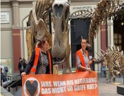 ناشطتان في مجال المناخ تلتصقان بديناصور في متحف ببرلين
