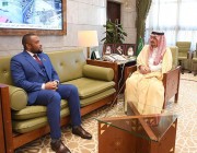 أمير منطقة الرياض يستقبل سفير زامبيا لدى المملكة