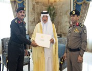 أمير منطقة مكة يكرم مدير شرطة المنطقة