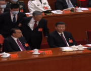 إلى آين أخذوه؟.. شاهد لحظة إرغام الرئيس الصيني الأسبق على الخروج من مؤتمر الحزب الشيوعي (فيديو)