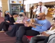 الفرقة الوطنية السعودية تخطف أنظار المسافرين في مطار باريس.. تعرف على السبب (فيديو)