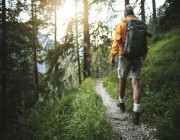 المشي في الطبيعة.. كنز من الفوائد لصحتك العقلية والبدنية