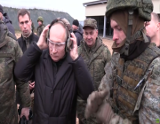 بوتين ينبطح أمام الجنود.. فيديو