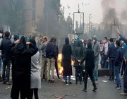 تجدُّد الاحتجاجات الليلية بمدن إيرانية عدة.. والنار تلتهم صور “خامنئي”