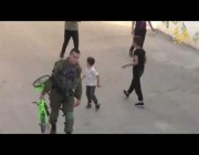 جندي إسرا ئيلي يصادر دراجة طفل ويلقي بها في القمامة