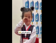 دموع الفرح.. مشاعر طفلة سعودية بعد سماع رسالة من والدها