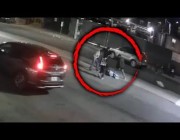 رجل يتعرض لضــرب مبرح وركل من 4 أشخاص بأحد شوارع نيويورك