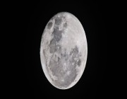 سبب رؤية القمر من جانب واحد