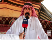 شاهد.. مواطن سعودي ينصب خيمة منذ 20 عاما لاستقبال وضيافة المسافرين في رفحاء