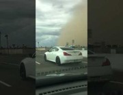 عاصفة ترابية ضخمة بالقرب من طريق سريع في ولاية أريزونا الأمريكية