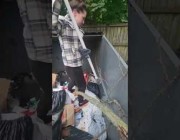 فتاة تقفز داخل مكب النفايات لإنقاذ حيوان الراكون
