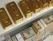 قوة الدولار تدفع الذهب للانخفاض 1%