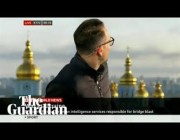 مراسل “بي بي سي” يقطع مداخلته لحظة سقوط صاروخ على كييف