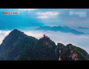 مشهد خلاب للضباب الكثيف يحيط بجبال تشينلينغ الصينية