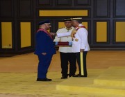 ملك ماليزيا يقلد رئيس الأركان وسام القائد الشجاع