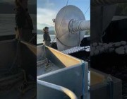 هكذا يرسل صيادون أمريكيون شباكهم من السفينة إلى البحر
