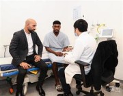 شراحيلي يجري فحوصات طبية في دبي (صور)