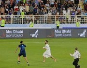 من أجل ميسي.. مشجع يقتحم تدريبات منتخب الأرجنتين في أبو ظبي (صور)