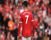 بعد تصريحاته المثيرة للجدل.. مانشستر يونايتد يُزيل صورة “رونالدو” من أولد ترافورد