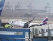 شاهد.. اصطدام طائرة بعربة إطفاء في مطار بيرو ومصرع شخصين