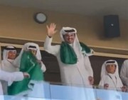 شاهد.. أمير قطر يتوشح بالعلم السعودي خلال متابعته مباراة الأخضر ضد الأرجنتين