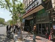 إقالة مدير مصرف في إيران لخدمته امرأة غير محجبة