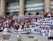 بايدن “يتابع من كثب” التظاهرات في الصين