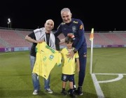 أكثر من مجرد لعبة.. مدرب البرازيل يُكرم رجل فلسطيني حمل حفيده الثقيل في مباراة صربيا (فيديو)