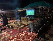 مواطنون يحرصون على متابعة مباراة المنتخب في البر (صور)