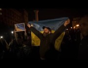 أوكرانيون يحتفلون بدخول جيشهم إلى مدينة خيرسون