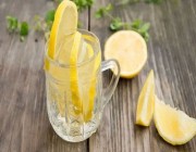 استشاري باطنة: شرب الليمون مع الماء الدافئ لا يقي من الإصابة بالسرطان