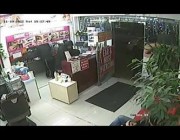 الشرطة الإنجليزية تقبض على لص قبل هروبه بعد سرقته محلاً في لندن