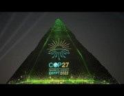 اللون الأخضر يضيء أهرامات مصر تزامناً مع استضافتها مؤتمر المناخ “كوب 27”
