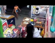 امرأة تستغل نوم بائعة داخل متجر في الفلبين لتسرق هاتفها