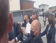 امرأة تصفع الرئيس الفرنسي أمام حراسه في باريس (فيديو)