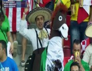 رجل يصطحب حصانه.. هذه أغرب أزياء مشجعى كأس العالم خلال تاريخه (صور)
