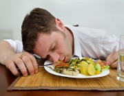 شاهد| استشاري: الأكل قبل النوم مباشرة يسبب هذا المرض الخطير