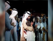 شاهد.. حاكم دبي يبكي متأثرًا بسرد مريم أمجون مقتطفًا من كتابه “قصتي” (فيديو)