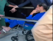 شاهد لحظة مغادرة رئيس الوزراء الباكستاني السابق للمستشفى بعد محاولة اغتيال فاشلة (فيديو)