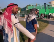 شاهد.. مشجع أرجنتيني يفاجئ جماهير الأخضر بالزي السعودي (فيديو)