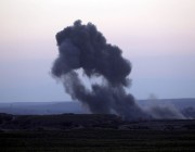 غارة على قافلة لمقاتلين موالين لإيران في شرق سوريا تسفر عن 15 قتيلا
