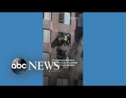 لحظات إنقاذ رجال الإطفاء شخصاً من حريق مبنى شاهق في نيويورك